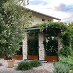 House Wisteria דירה *