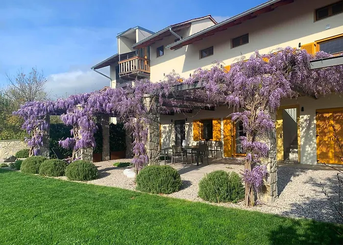 House Wisteria شقة